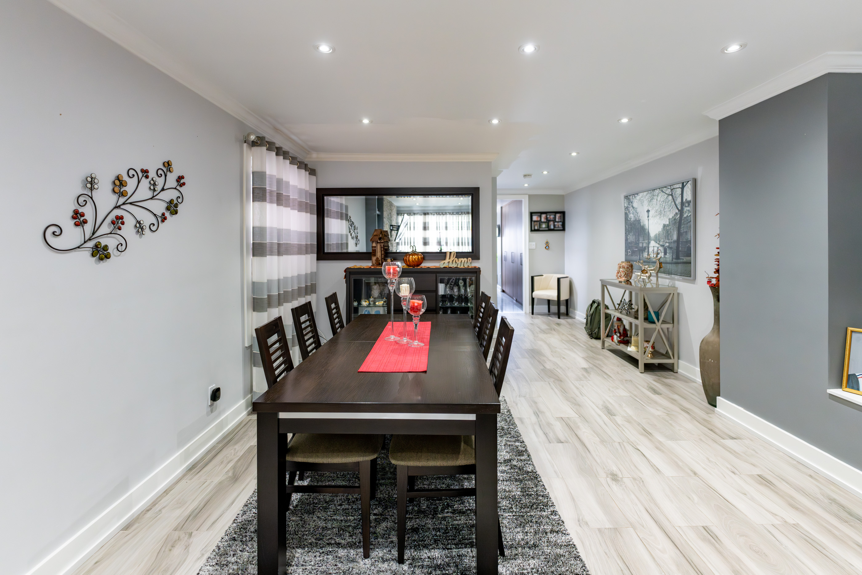 Spacious living/dining room