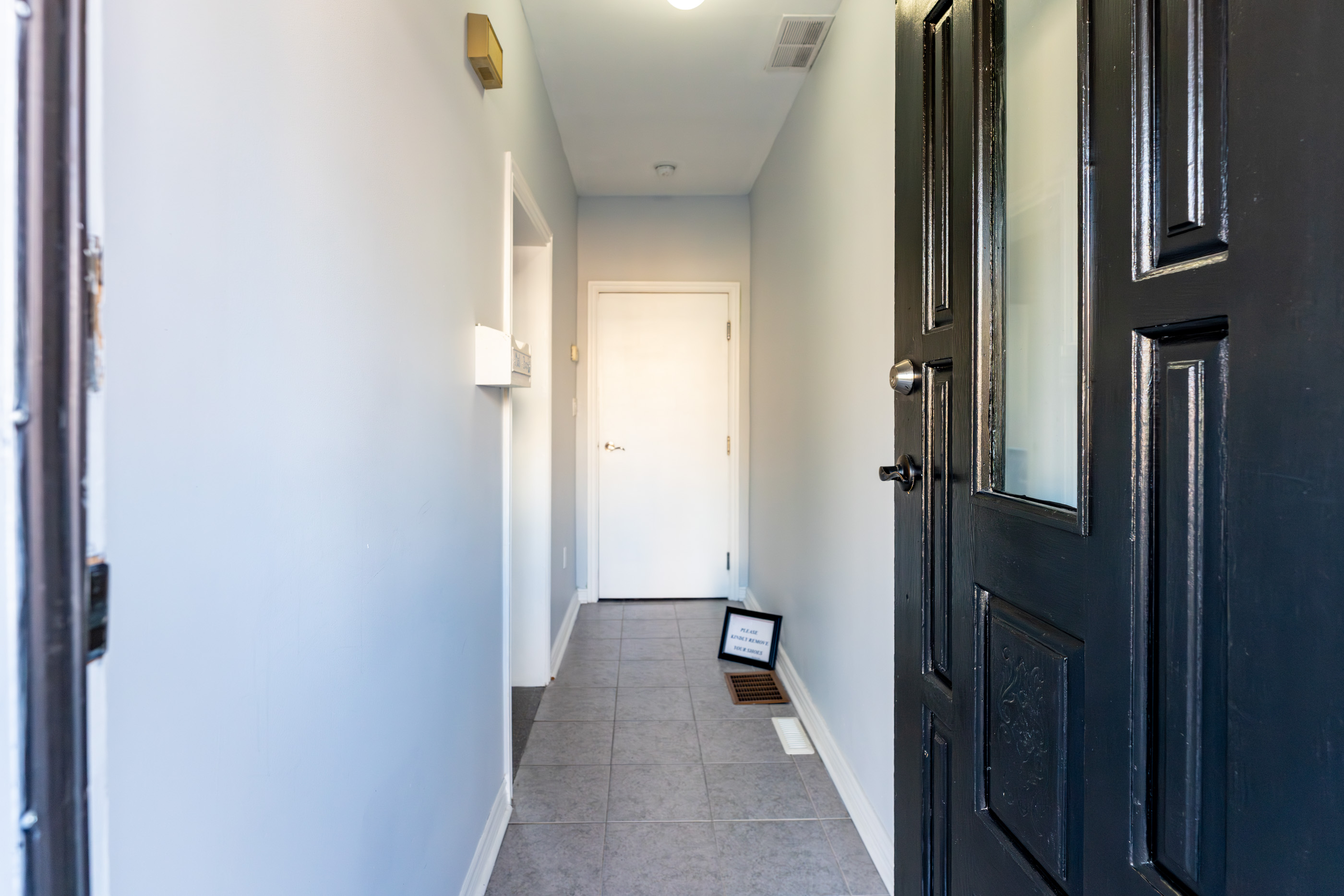 Private entrance to 2nd floor apartment